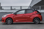 Toyota Yaris 120H Style Premiere Edition Turismo Bi-tono Rojo Coral Exterior Lateral 5 puertas
