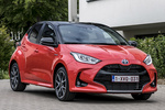 Toyota Yaris 120H Style Premiere Edition Turismo Bi-tono Rojo Coral Exterior Lateral-Frontal 5 puertas