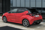 Toyota Yaris 120H Style Premiere Edition Turismo Bi-tono Rojo Coral Exterior Lateral-Posterior 5 puertas
