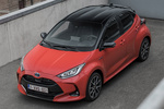 Toyota Yaris 120H Style Premiere Edition Turismo Bi-tono Rojo Coral Exterior Cenital-Frontal-Lateral 5 puertas