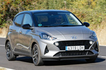 Hyundai i10 1.2 MPI 64 kW (84 CV) AT Style Turismo Sleek Silver / Phantom Black Exterior Lateral-Frontal 5 puertas