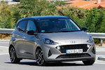 Hyundai i10 1.2 MPI 64 kW (84 CV) AT Style Turismo Sleek Silver / Phantom Black Exterior Lateral-Frontal 5 puertas