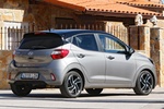 Hyundai i10 1.2 MPI 64 kW (84 CV) AT Style Turismo Sleek Silver / Phantom Black Exterior Posterior-Lateral 5 puertas