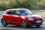 Suzuki Swift 1.2 Mild Hybrid GLX Turismo Rojo Burning Bicolor Exterior Lateral-Frontal 5 puertas