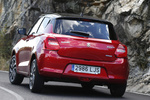 Suzuki Swift 1.2 Mild Hybrid GLX Turismo Rojo Burning Bicolor Exterior Lateral-Posterior 5 puertas