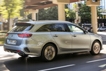 KIA ceed Ceed Tourer PHEV Ceed Tourer PHEV Turismo familiar Lunar Silver con Techo Black Pearl Exterior Posterior-Lateral 5 puertas