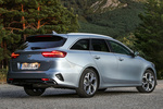KIA ceed Ceed Tourer PHEV Ceed Tourer PHEV Turismo familiar Lunar Silver con Techo Black Pearl Exterior Posterior-Lateral 5 puertas