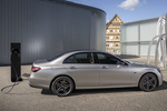 Mercedes-Benz Clase E E 300 e 4MATIC 300 e AMG Line Turismo Plata Mojave Exterior Toma de recarga 4 puertas