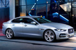 Jaguar XE Gama XE R-Dynamic Turismo Eiger Grey Exterior Lateral-Frontal 4 puertas