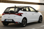 Hyundai i20 1.0 T-GDi 73,5 kW (100 CV) 48V Tecno Turismo Polar White Exterior Posterior-Lateral 5 puertas