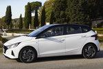 Hyundai i20 1.0 T-GDi 73,5 kW (100 CV) 48V Tecno Turismo Polar White Exterior Frontal-Lateral 5 puertas