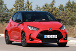 Toyota Yaris 120H Style Premiere Edition Turismo Bi-tono Rojo Coral Exterior Lateral-Frontal 5 puertas