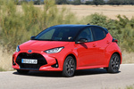 Toyota Yaris 120H Style Premiere Edition Turismo Bi-tono Rojo Coral Exterior Frontal-Lateral 5 puertas