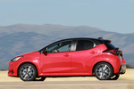 Toyota Yaris 120H Style Premiere Edition Turismo Bi-tono Rojo Coral Exterior Lateral 5 puertas