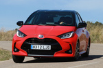 Toyota Yaris 120H Style Premiere Edition Turismo Bi-tono Rojo Coral Exterior Frontal-Lateral 5 puertas