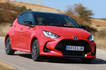 Toyota Yaris 120H Style Premiere Edition Turismo Bi-tono Rojo Coral Exterior Lateral-Frontal 5 puertas