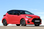 Toyota Yaris 120H Style Premiere Edition Turismo Bi-tono Rojo Coral Exterior Lateral-Frontal 5 puertas