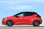 Toyota Yaris 120H Style Premiere Edition Turismo Bi-tono Rojo Coral Exterior Lateral 5 puertas