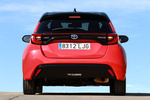 Toyota Yaris 120H Style Premiere Edition Turismo Bi-tono Rojo Coral Exterior Posterior 5 puertas