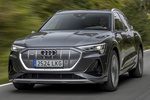 Audi e-tron Sportback 55 quattro Sportback S line Todo terreno Gris Daytona efecto perla Exterior Frontal-Lateral 5 puertas