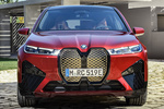 BMW iX xDrive50 Paquete deportivo Signature con Titanbronze Todo terreno Individual Aventurinrot Metalizado Exterior Frontal 5 puertas