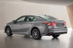 Toyota Camry Electric Hybrid Luxury Turismo Gris Metalizado Exterior Lateral-Posterior 4 puertas