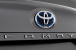 Toyota Camry Electric Hybrid Luxury Turismo Gris Metalizado Exterior Emblema marca 4 puertas