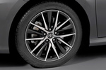 Toyota Camry Electric Hybrid Luxury Turismo Gris Metalizado Exterior Pilotos 4 puertas