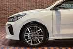 KIA Rio Gama Rio GT Line Turismo Clear White Exterior Llanta 5 puertas