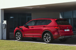 SEAT Tarraco 1.4 e-HYBRID 180 KW (245 CV) DSG-6 FR PHEV Todo terreno Rojo Merlot Exterior Toma de recarga 5 puertas