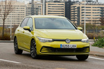 Volkswagen Golf 1.0 eTSI 81 kW (110 CV) DSG 7 vel.  Life Turismo Amarillo Lima Metalizado Exterior Frontal-Lateral 5 puertas