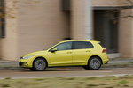 Volkswagen Golf 1.0 eTSI 81 kW (110 CV) DSG 7 vel.  Life Turismo Amarillo Lima Metalizado Exterior Lateral 5 puertas