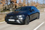 Mercedes-Benz Clase E E 300 de 4MATIC 300 de AMG Line con Paquete Night Turismo Gris grafito metalizado Exterior Frontal-Lateral 4 puertas