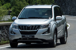 Mahindra XUV 500 Gama XUV 500 Gama XUV 500 Todo terreno Moondust Silver Exterior Frontal-Lateral 5 puertas
