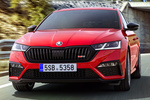 Skoda Octavia Combi RS 1.4 TSI iV 180 kW (245 CV) DSG Combi RS iV Turismo familiar Rojo Velvet Metalizado Exterior Frontal-Lateral 5 puertas