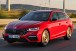 Skoda Octavia Combi RS 1.4 TSI iV 180 kW (245 CV) DSG Combi RS iV Turismo familiar Rojo Velvet Metalizado Exterior Frontal-Lateral 5 puertas