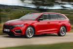 Skoda Octavia Combi RS 1.4 TSI iV 180 kW (245 CV) DSG Combi RS iV Turismo familiar Rojo Velvet Metalizado Exterior Frontal-Lateral 5 puertas