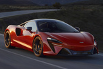 McLaren High-Performance Hybrid Artura (Versi&oacute;n con el volante a la derecha) Artura Black Pack Coup&eacute; Vermillion Red Exterior Lateral-Frontal 2 puertas