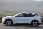 Ford Mustang Mach-E AWD 258 kW (351 CV) Rango Extendido 99 kWh Mach-E AWD Rango Extendido Todo terreno Blanco Espacial Met&aacute;lico Exterior Lateral 5 puertas