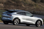 Ford Mustang Mach-E AWD 258 kW (351 CV) Rango Extendido 99 kWh Mach-E AWD Rango Extendido Todo terreno Plata Iconic Exterior Posterior-Lateral 5 puertas