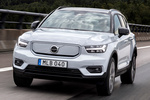 Volvo XC40 P8 AWD Recharge Recharge Todo terreno Gris Plata Glaciar Exterior Frontal-Lateral 5 puertas