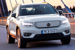 Volvo XC40 P8 AWD Recharge Recharge Todo terreno Gris Plata Glaciar Exterior Lateral-Frontal 5 puertas