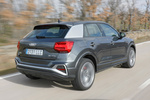 Audi Q2 35 TFSI 110 kW (150 CV) S tronic S line Todo terreno Gris Daytona efecto perla Exterior Posterior-Lateral 5 puertas