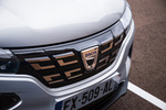 Dacia Spring Electric 45 (33 kW) Comfort Todo terreno Gris Rayo Exterior Parrilla 5 puertas