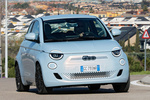 Fiat 500 500e 87 kW (118 CV) 500e Icon Turismo Azul Celestial Exterior Lateral-Frontal 2 puertas