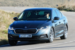 Skoda Octavia 1.0 TSI mHEV 81 kW (110 CV) DSG Style Turismo Gris Cuarzo Metalizado Exterior Frontal-Lateral 5 puertas
