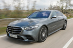 Mercedes-Benz Clase S 400 d 4MATIC AMG Line con Paquete Night Turismo Gris selenita metalizado Exterior Frontal-Lateral 4 puertas