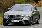 Mercedes-Benz Clase S 400 d 4MATIC AMG Line con Paquete Night Turismo Gris selenita metalizado Exterior Frontal-Lateral 4 puertas