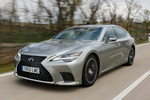 Lexus LS 500h AWD Luxury L-Aniline Turismo Plata Lunar Exterior Frontal-Lateral 4 puertas