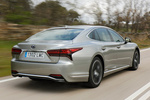 Lexus LS 500h AWD Luxury L-Aniline Turismo Plata Lunar Exterior Posterior-Lateral 4 puertas